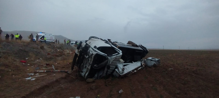 van-baskale-karayolunda-3-aracin-karistigi-zincirleme-trafik-kazasinda-1-polis-sehit-oldu-2si-agir-11-kisi-yaralandi-5.png