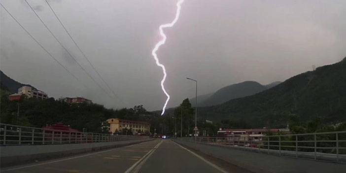 Artvin’de yıldırım düşme anı araç kamerasına yansıdı