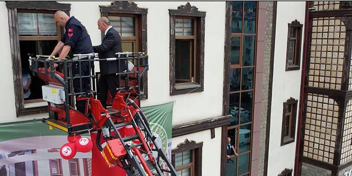 Belediye başkanı törende belediye binasına 2  katın penceresinden girdi