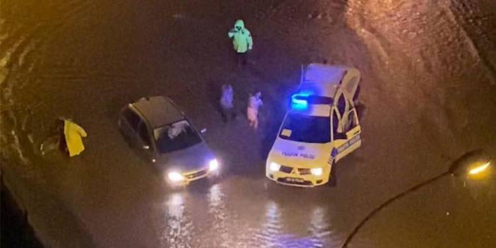 Göle dönen yolda mahsur kalan aracın imdadına trafik polisleri yetişti