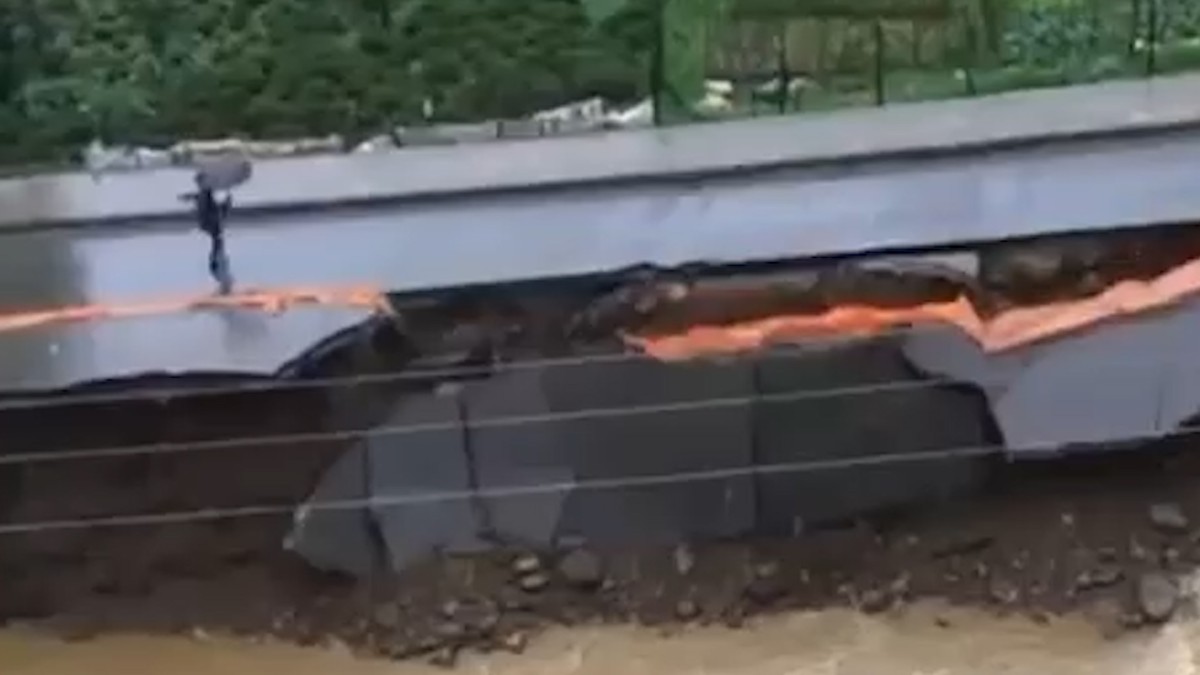 Rize’de bir vatandaş çöken yolda son anda kurtuldu