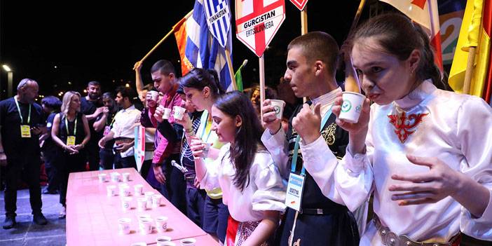 Rize'de 3 dakikada 5 bardak çay içmek için yarıştılar