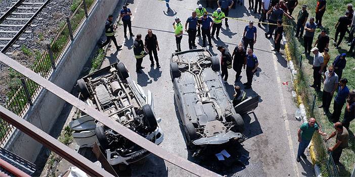 Erzurum'da iki otomobilin köprüden düşme anı kamerada