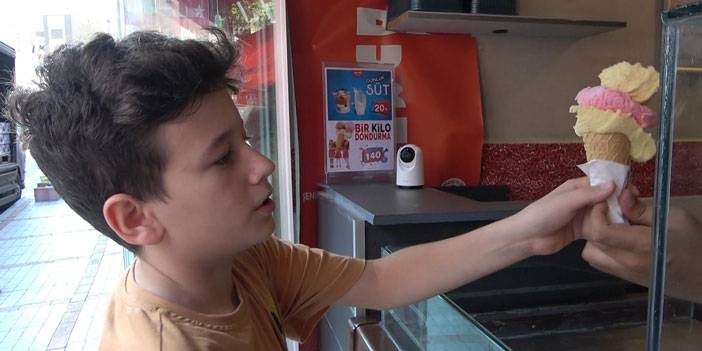 Rize’de Fatiha'yı ezbere okuyan çocuğa bedava dondurma