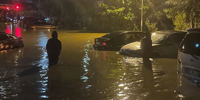 İstanbul'da yoğun yağış, araçlar suya gömüldü