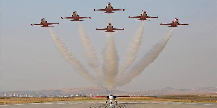 HÜRJET, Türk Yıldızları ile tarihi uçuşa imza attı