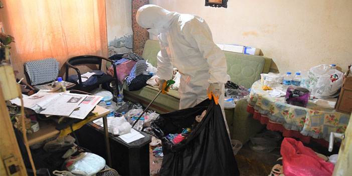 Yalnız yaşayan kadının evinden 2 kamyon çöp çıkarıldı