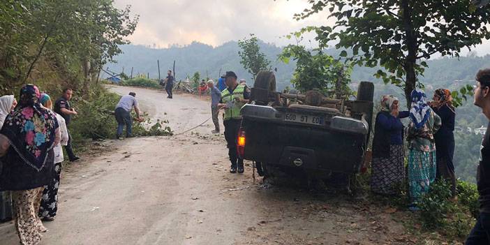 Takla atan araç ağaçların sayesinde uçuruma düşmekten kurtuldu: 4 yaralı