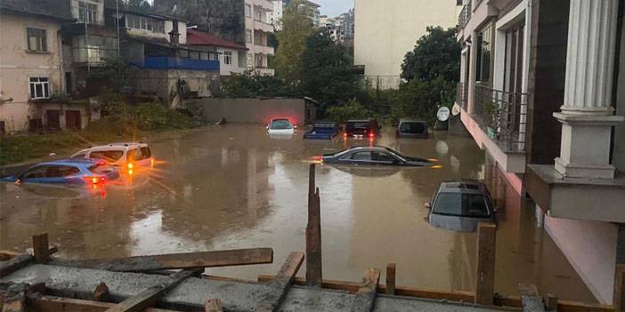 Trabzon'da dere taştı, sokaklar göle döndü