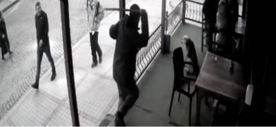Rize'de bir kişinin köpeğe uyguladığı şiddet güvenlik kamerasına yansıdı