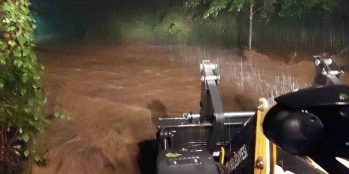 Rize'de sağanak; dereler taştı, heyelanlar meydana geldi, 23 köy yolu ulaşıma kapandı