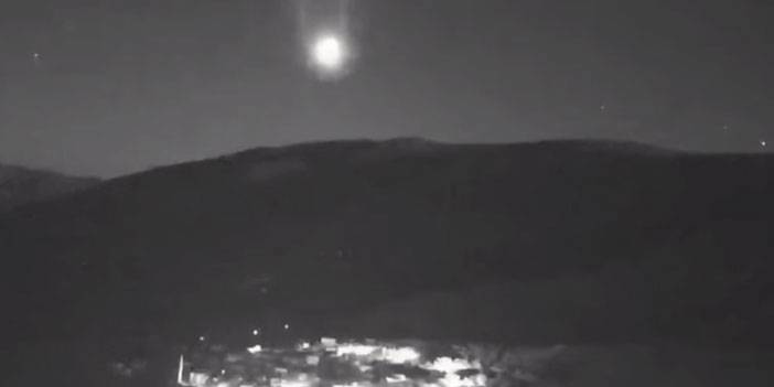 Rize’de gökyüzünde görülen parlak ışık kameralara yansıdı