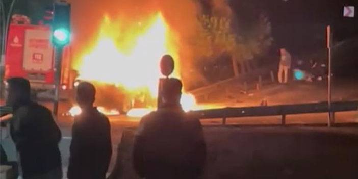 Ticari taksiyle motosiklet çarpıştı, motosikletteki bir kişi ağaca uçtu