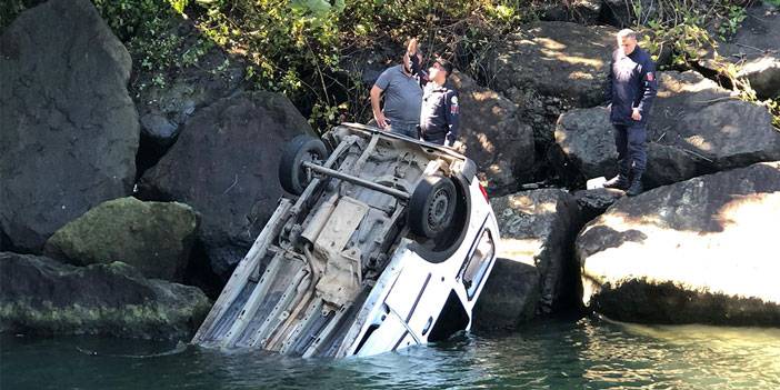 Rize'de dereye düşen otomobildeki 2 kişi yaralandı