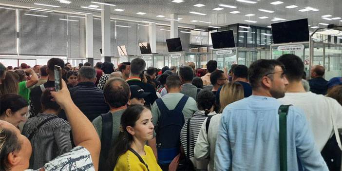 Haftasonu Tatilini Batum’da Geçirmek İsteyenler Sarp Sınır Kapısı’nda Uzun Kuyruklar Oluşturdu