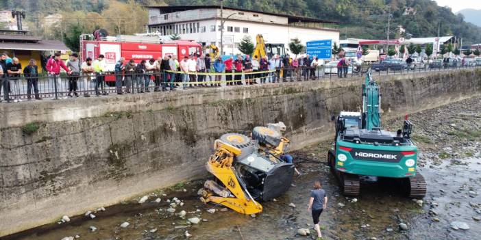 İş Makinesi Dereye Düştü; Operatör Yaralandı