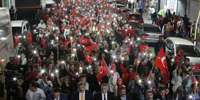 Rize'de Cumhuriyet'in 100. yılı fener alayıyla kutlandı