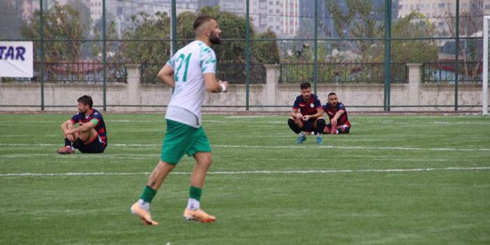 Hakemin kararını beğenmeyen futbolcular, maçı bırakıp oturma eylemi yaptı