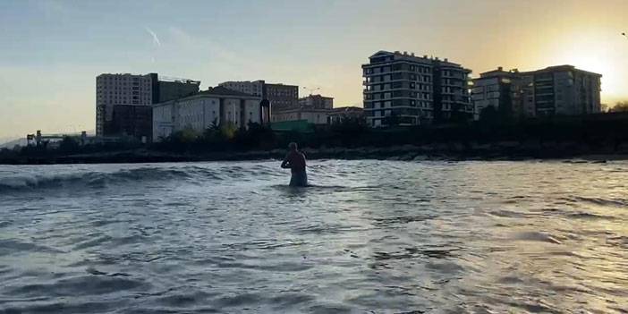 Rizeli havaların soğumasına aldırmadan Kasım ayında denize girdi