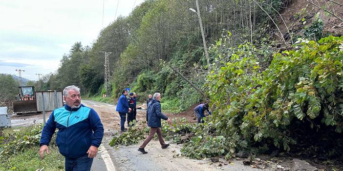 Rize'de Heyelan; Toprak Altında Kalan Durak Yıkıldı