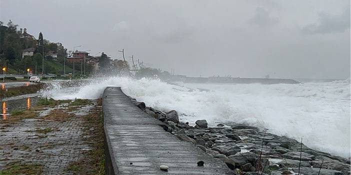 Dalgalar Karadeniz Sahil Yolu’na kadar ulaştı