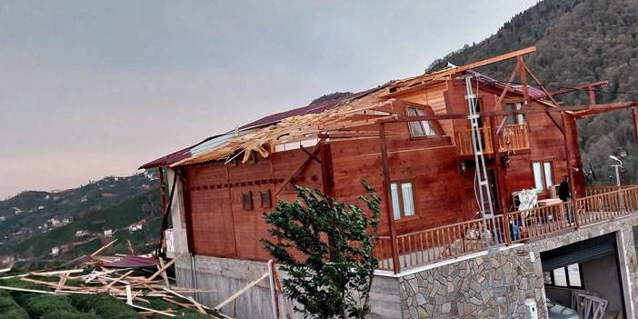 Rize’de fırtına nedeniyle ahşap ev kullanılamaz hale geldi