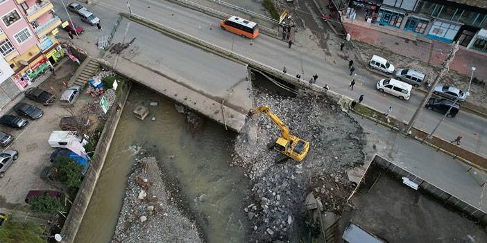 Çayeli'nde Şairler Deresi Islah Çalışmaları Kapsamında Araç Köprüsü Yıkılıyor