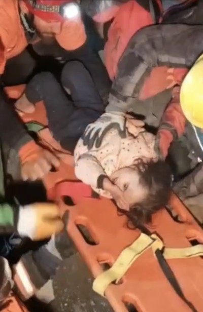 Hatay'da 141. saatte anne ve 5 yaşındaki kızı enkazdan çıkartıldı