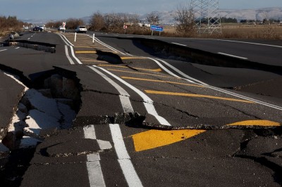 Yarılan yol havadan görüntülendi