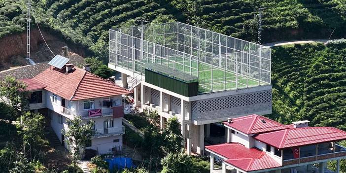 Rize'de düz alan bulamayınca çay alım yerinin üstü halı saha oldu