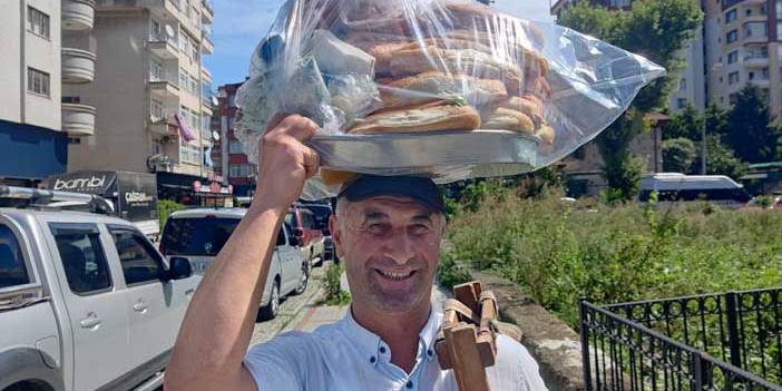 Rize'de 34 yıldır ekmeğini başının üstünde taşıdığı tepsi ile kazanıyor