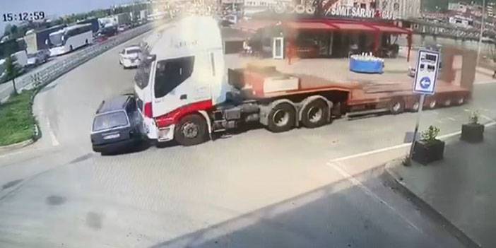 Artvin’de Tır Rize Plakalı Otomobile Çarptı 3 Kişinin Yaralandığı Kaza Anı Kamerada