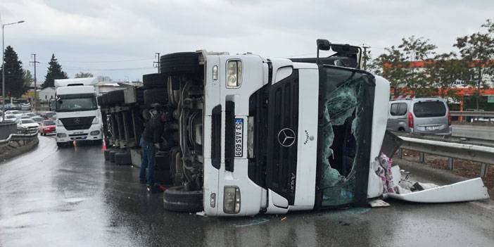 Virajda kontrolden çıkan Rize plakalı tır devrildi, sürücü yaralandı